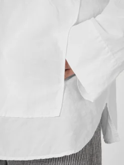 Damenbluse mit aufgesetzter Tasche