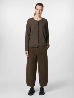 Damenstrickjacke geknöpft