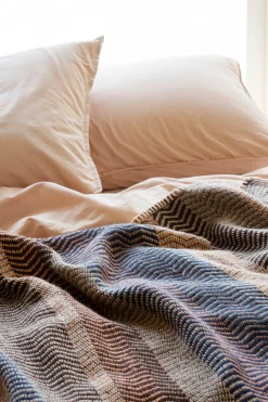 Lammwolldecke Naturtöne Fri