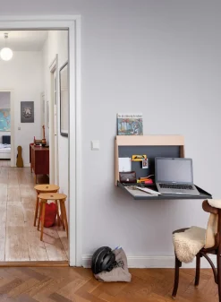 Stehpult und Wandsekretär Kabinett